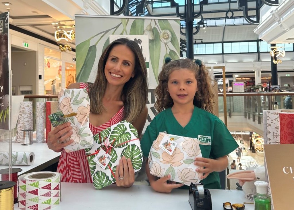 Channel_7s_Amanda_Abate_and_Junior_Advocate_Isla_at_Christmas_Gift_Wrapping_Mobile.jpg